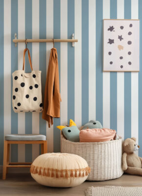 Tapisserie chambre bébé rayures bleu ciel et blanc