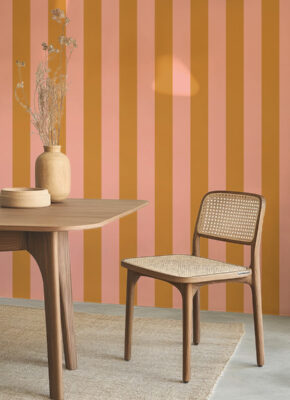 Papier peint coloré à rayures moutarde et rose poudré
