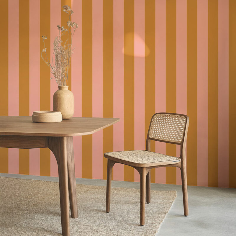 Papier peint coloré à rayures moutarde et rose poudré