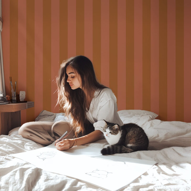 Papier peint à rayures corail et caramel