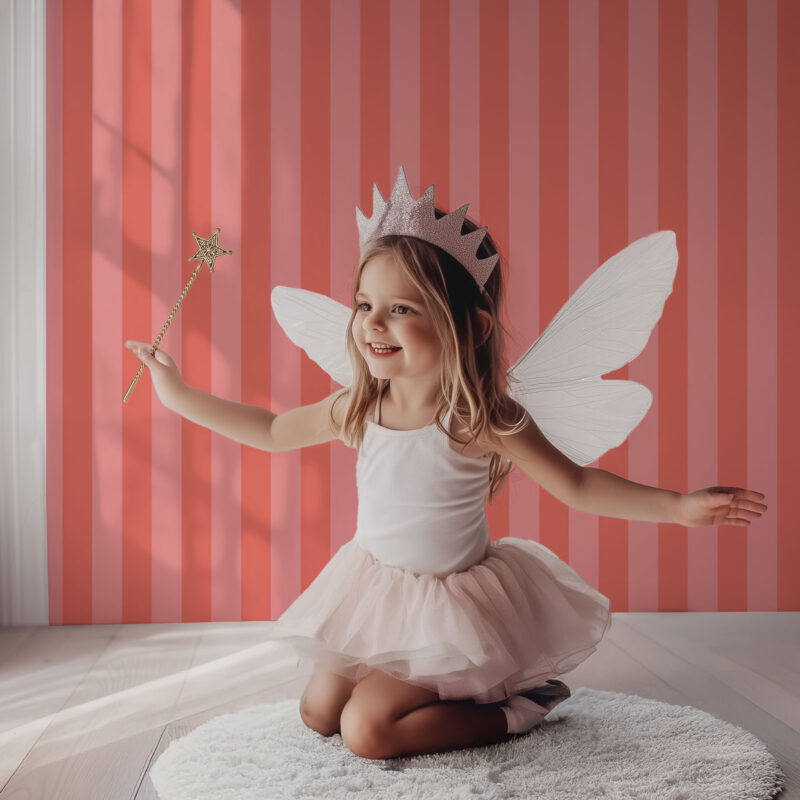 Papier peint rayé chambre fille corail