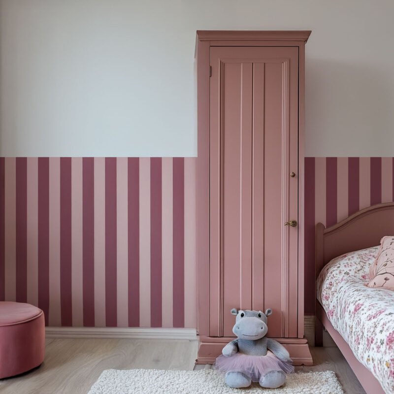 Papier peint fille rayures prune et rose poudré