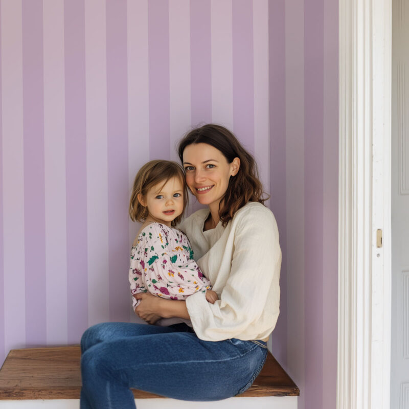 Papier peint à rayures violettes chambre fille